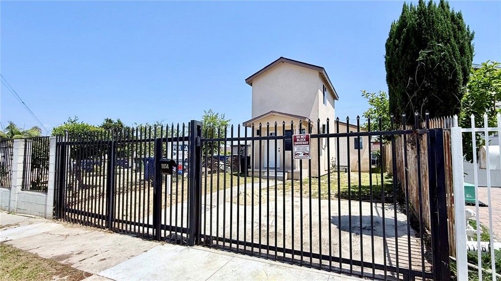 Image 3 of property listing at 11154 Towne, Los Angeles, CA 90061