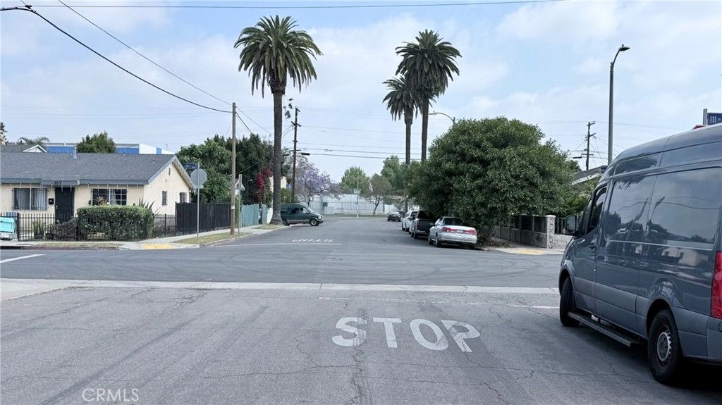 Image 4 of property listing at 11154 Towne, Los Angeles, CA 90061