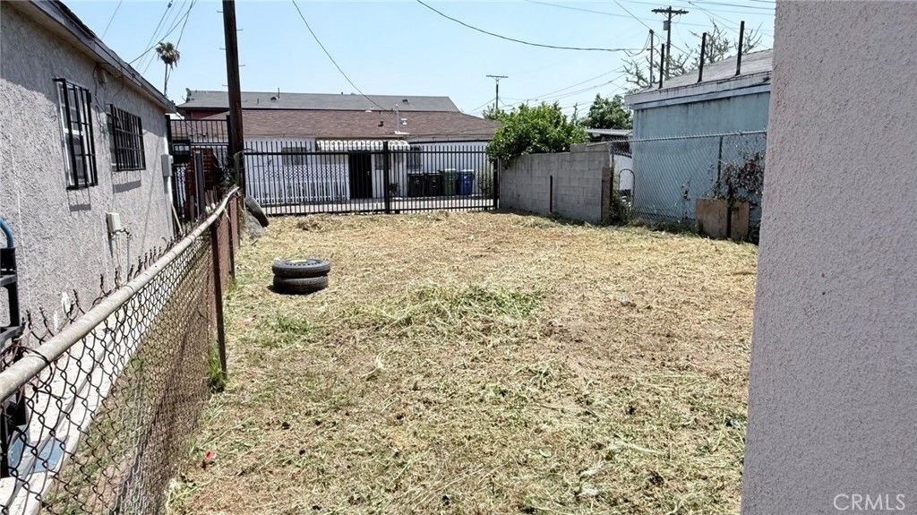 Image 43 of property listing at 11154 Towne, Los Angeles, CA 90061
