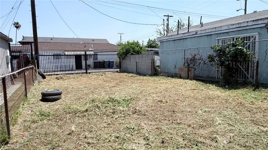 Image 44 of property listing at 11154 Towne, Los Angeles, CA 90061