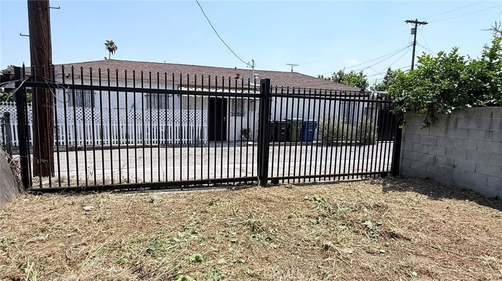 Image 45 of property listing at 11154 Towne, Los Angeles, CA 90061