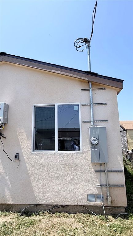 Image 48 of property listing at 11154 Towne, Los Angeles, CA 90061