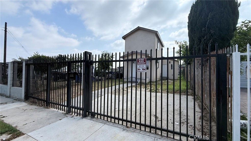 Image 5 of property listing at 11154 Towne, Los Angeles, CA 90061