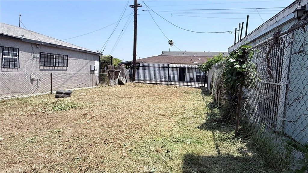 Image 50 of property listing at 11154 Towne, Los Angeles, CA 90061