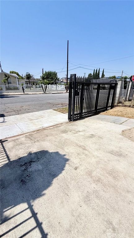 Image 54 of property listing at 11154 Towne, Los Angeles, CA 90061