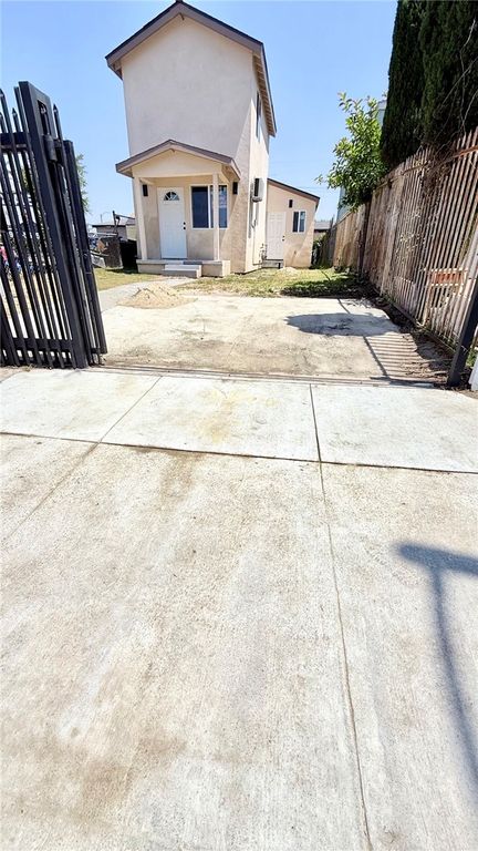 Image 55 of property listing at 11154 Towne, Los Angeles, CA 90061