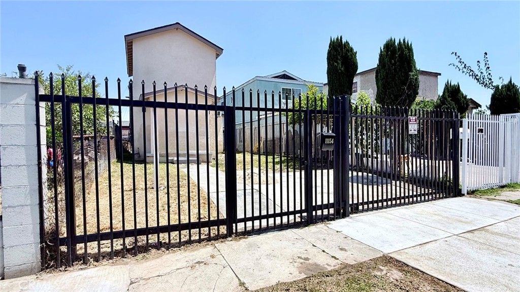 Image 56 of property listing at 11154 Towne, Los Angeles, CA 90061