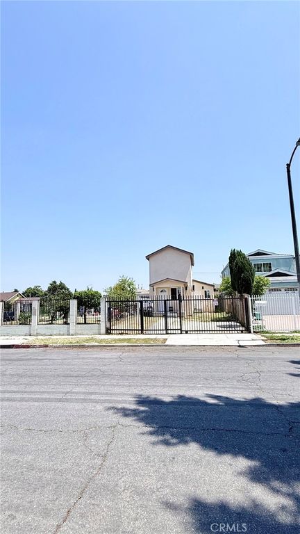 Image 58 of property listing at 11154 Towne, Los Angeles, CA 90061
