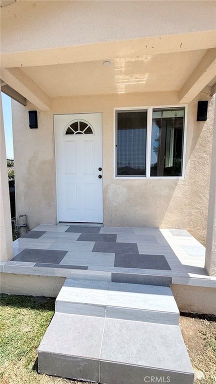 Image 6 of property listing at 11154 Towne, Los Angeles, CA 90061