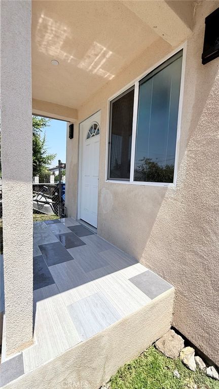 Image 7 of property listing at 11154 Towne, Los Angeles, CA 90061