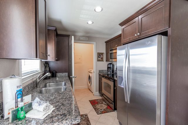 7000 Seawall Boulevard 833, Galveston, TX 77551