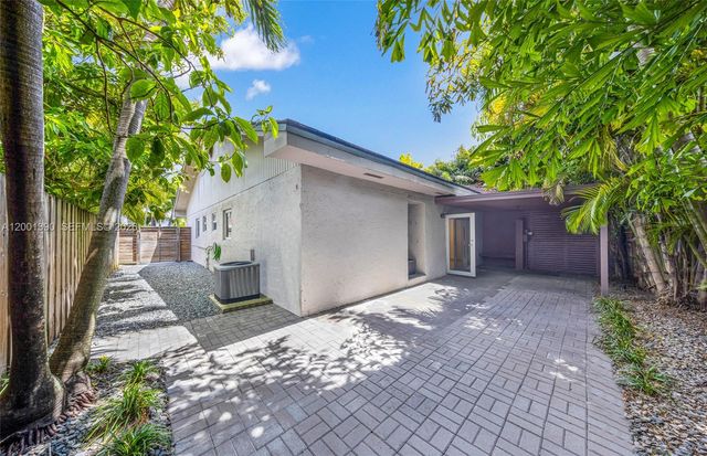 72 SW 113th Ave, Sweetwater, FL 33174