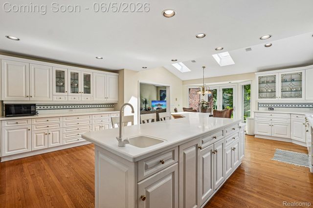 4523 Rivers Edge Drive, Troy, MI 48098