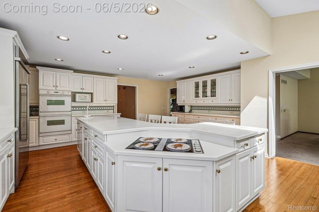 4523 Rivers Edge Drive, Troy, MI 48098