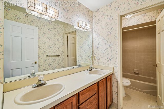 4523 Rivers Edge Drive, Troy, MI 48098