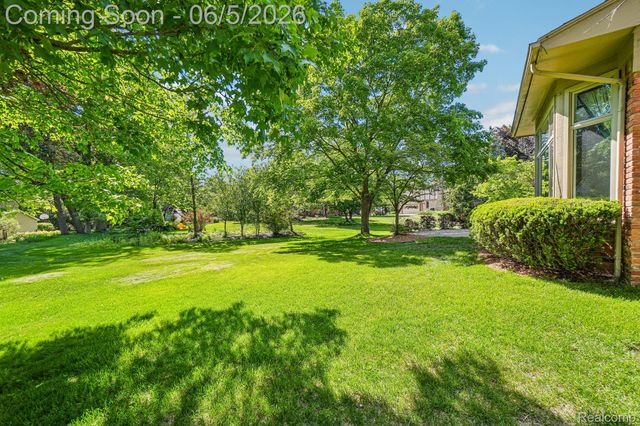 4523 Rivers Edge Drive, Troy, MI 48098