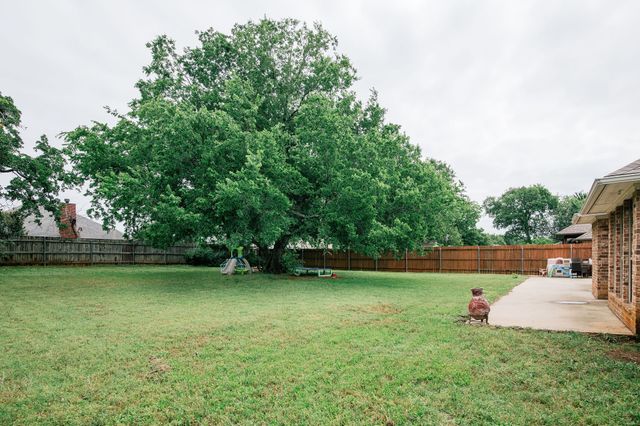 706 W Sherman Drive, Aubrey, TX 76227