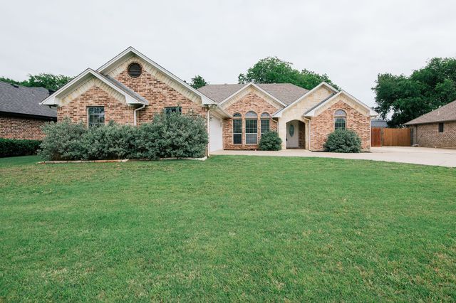 706 W Sherman Drive, Aubrey, TX 76227