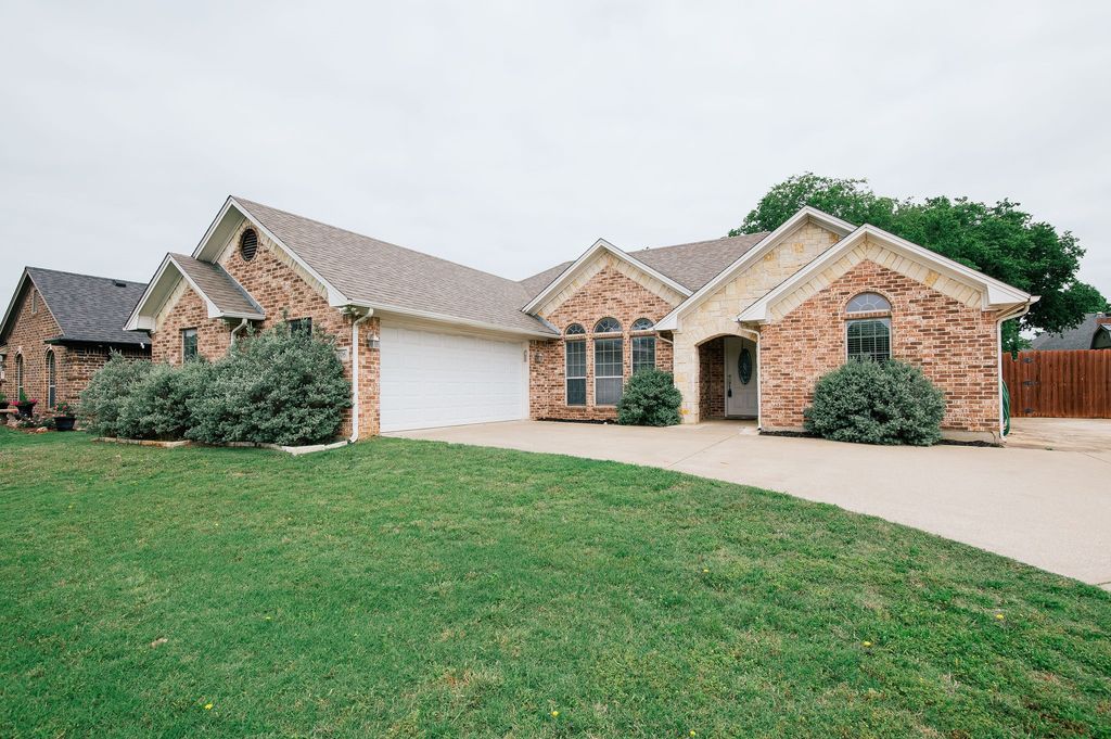 706 W Sherman Drive, Aubrey, TX 76227
