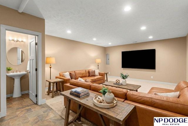 5138 Dodge Street, Omaha, NE 68132