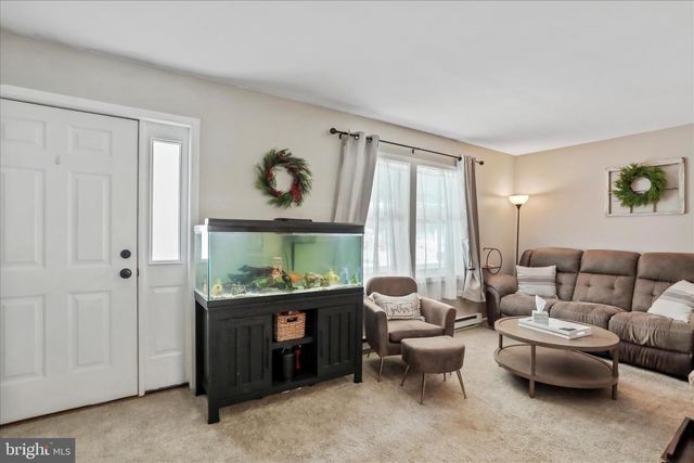 1660 HAWTHORNE LN, Chambersburg, PA 17202