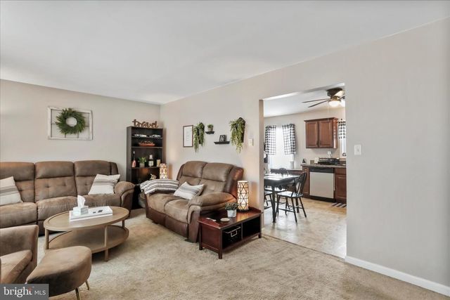 1660 HAWTHORNE LN, Chambersburg, PA 17202