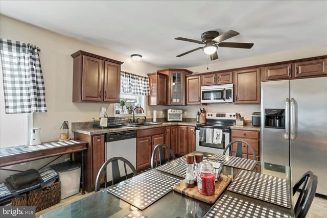 1660 HAWTHORNE LN, Chambersburg, PA 17202