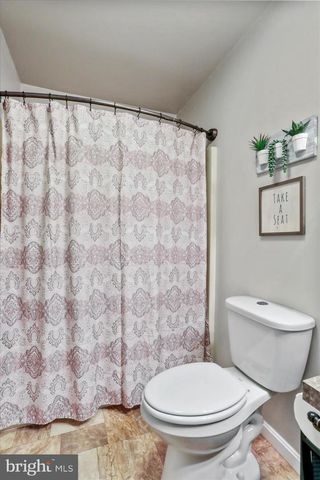 1660 HAWTHORNE LN, Chambersburg, PA 17202