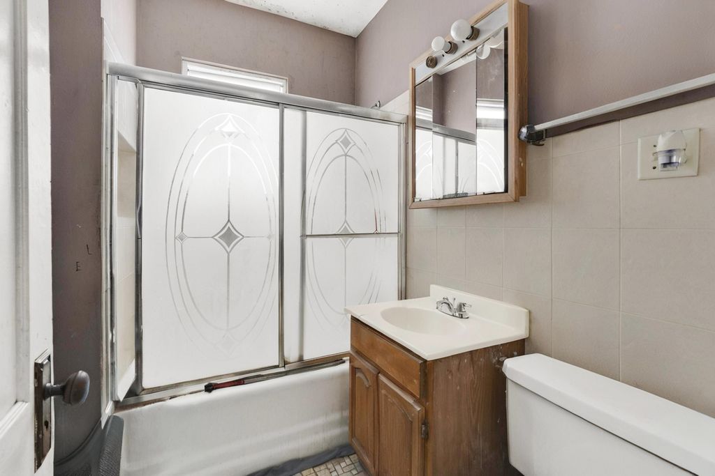 Image 11 of property listing at 5543 W Drummond Place, Chicago, IL 60639