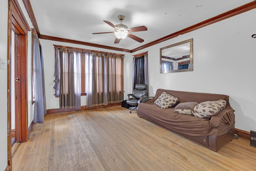 Image 12 of property listing at 5543 W Drummond Place, Chicago, IL 60639