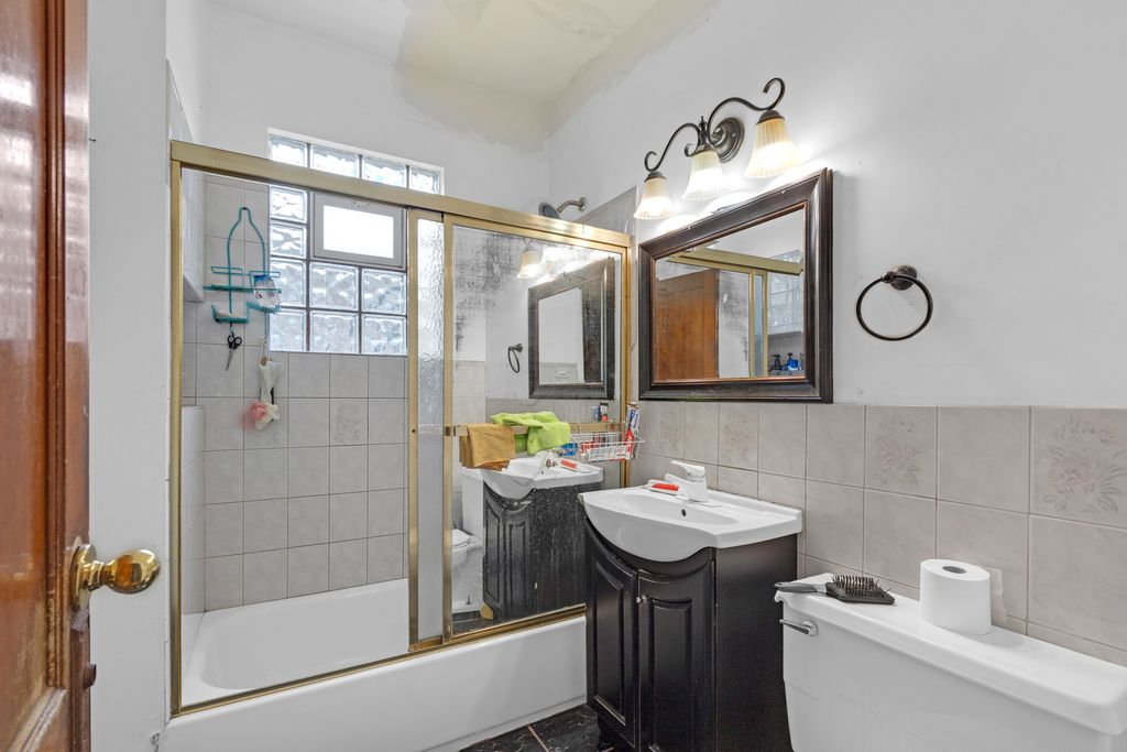 Image 14 of property listing at 5543 W Drummond Place, Chicago, IL 60639