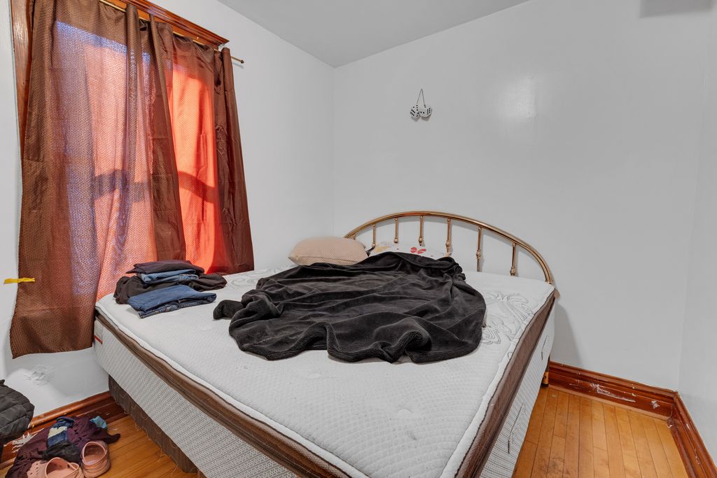 Image 15 of property listing at 5543 W Drummond Place, Chicago, IL 60639