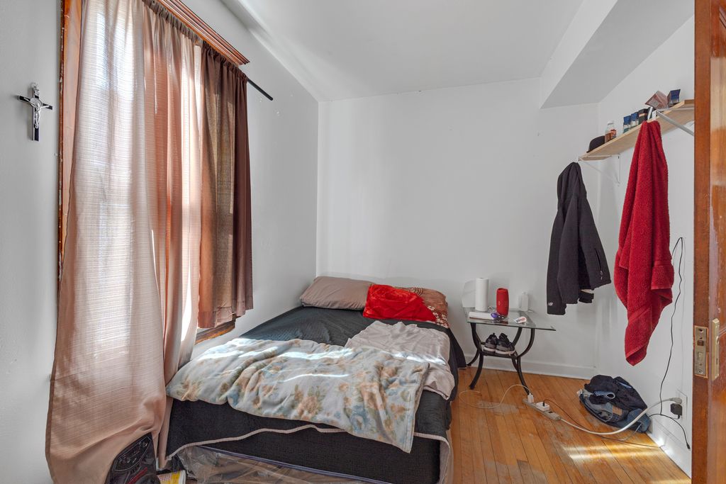 Image 16 of property listing at 5543 W Drummond Place, Chicago, IL 60639
