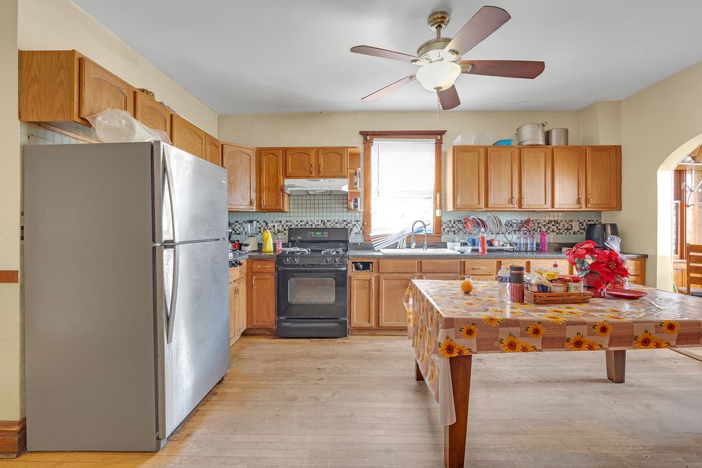 Image 17 of property listing at 5543 W Drummond Place, Chicago, IL 60639