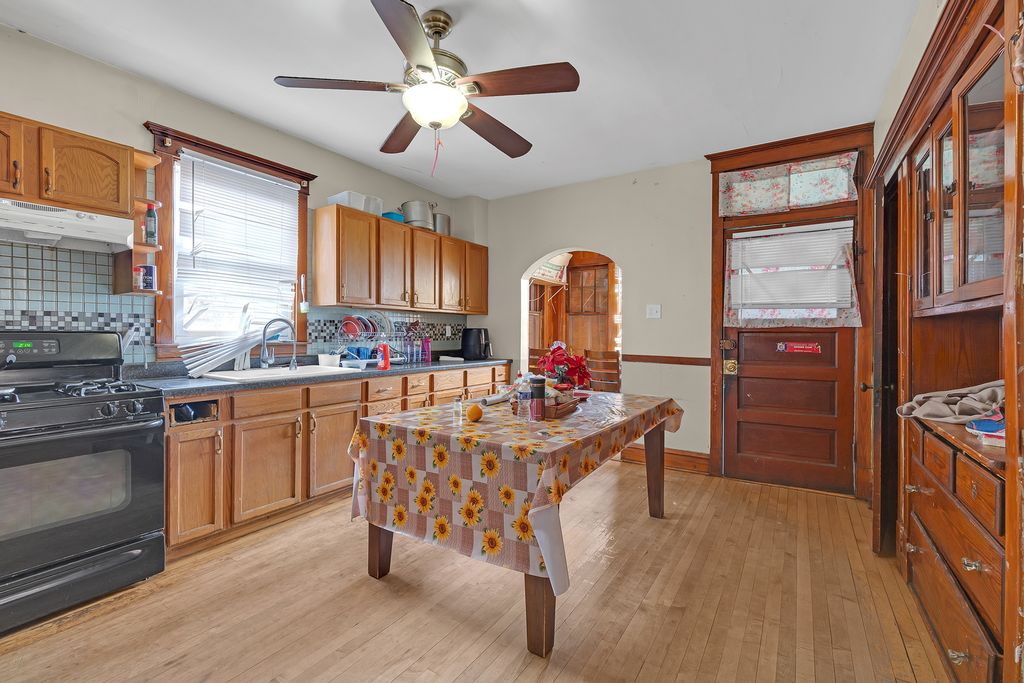 Image 18 of property listing at 5543 W Drummond Place, Chicago, IL 60639