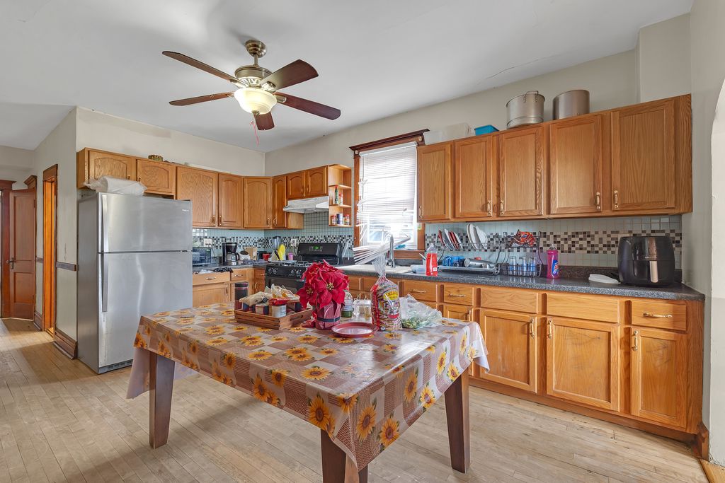 Image 19 of property listing at 5543 W Drummond Place, Chicago, IL 60639