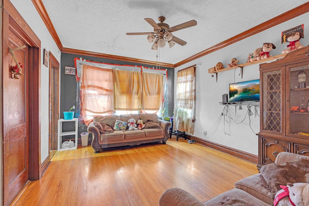 Image 25 of property listing at 5543 W Drummond Place, Chicago, IL 60639