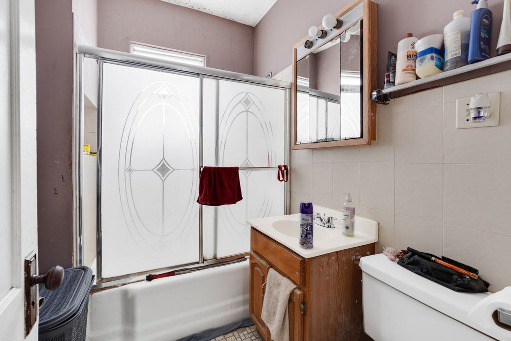 Image 27 of property listing at 5543 W Drummond Place, Chicago, IL 60639