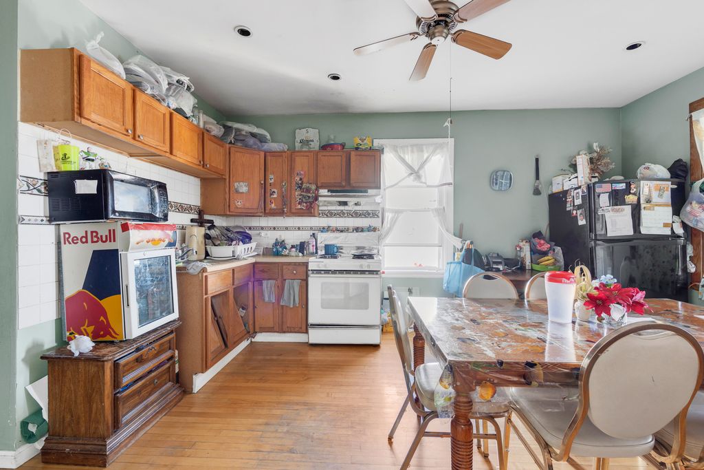 Image 29 of property listing at 5543 W Drummond Place, Chicago, IL 60639