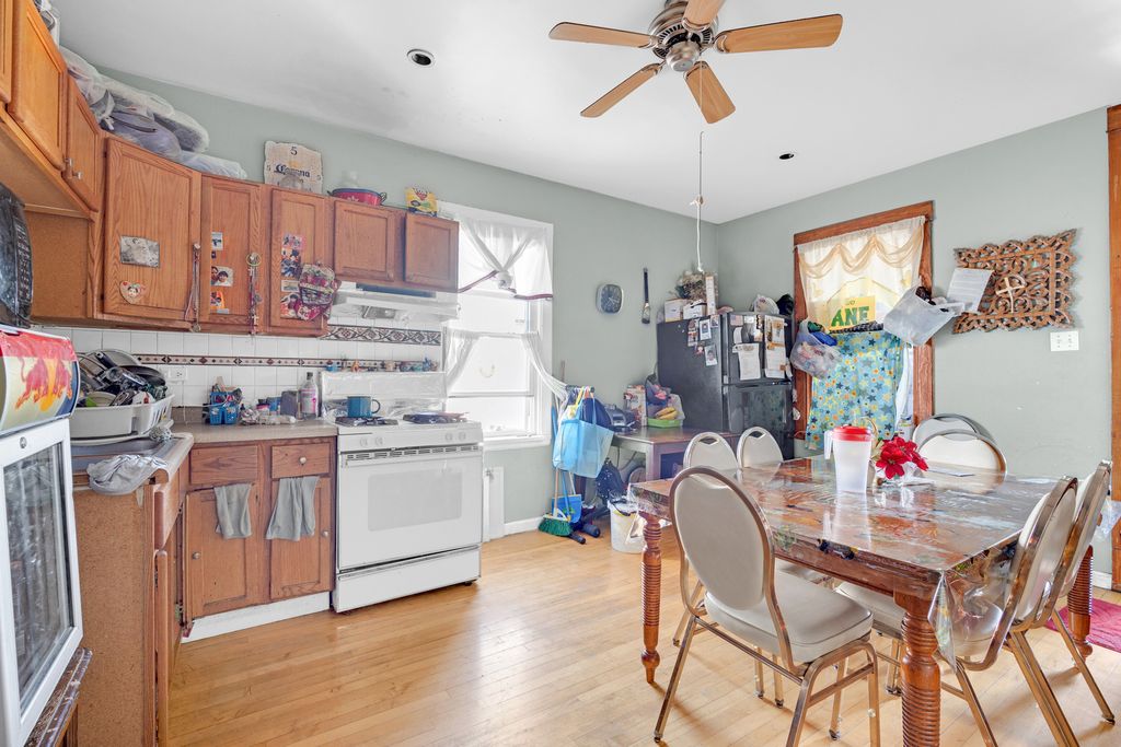 Image 30 of property listing at 5543 W Drummond Place, Chicago, IL 60639