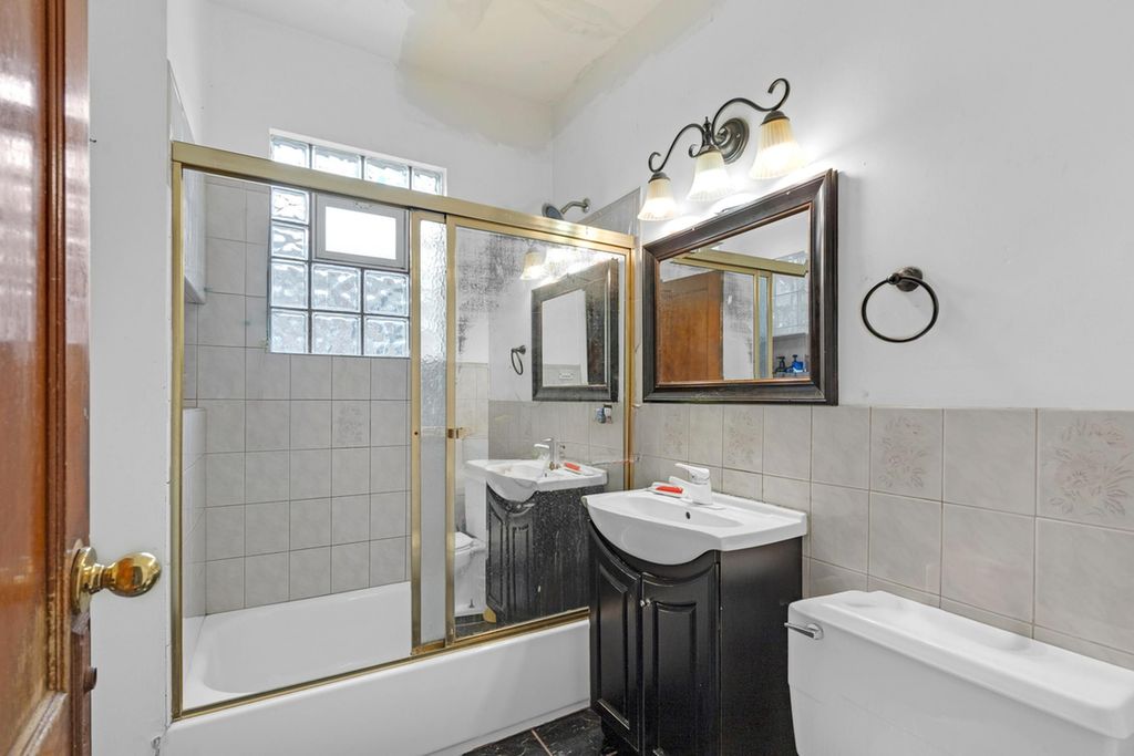 Image 4 of property listing at 5543 W Drummond Place, Chicago, IL 60639
