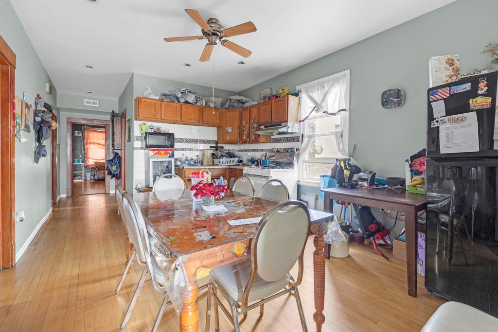 Image 31 of property listing at 5543 W Drummond Place, Chicago, IL 60639