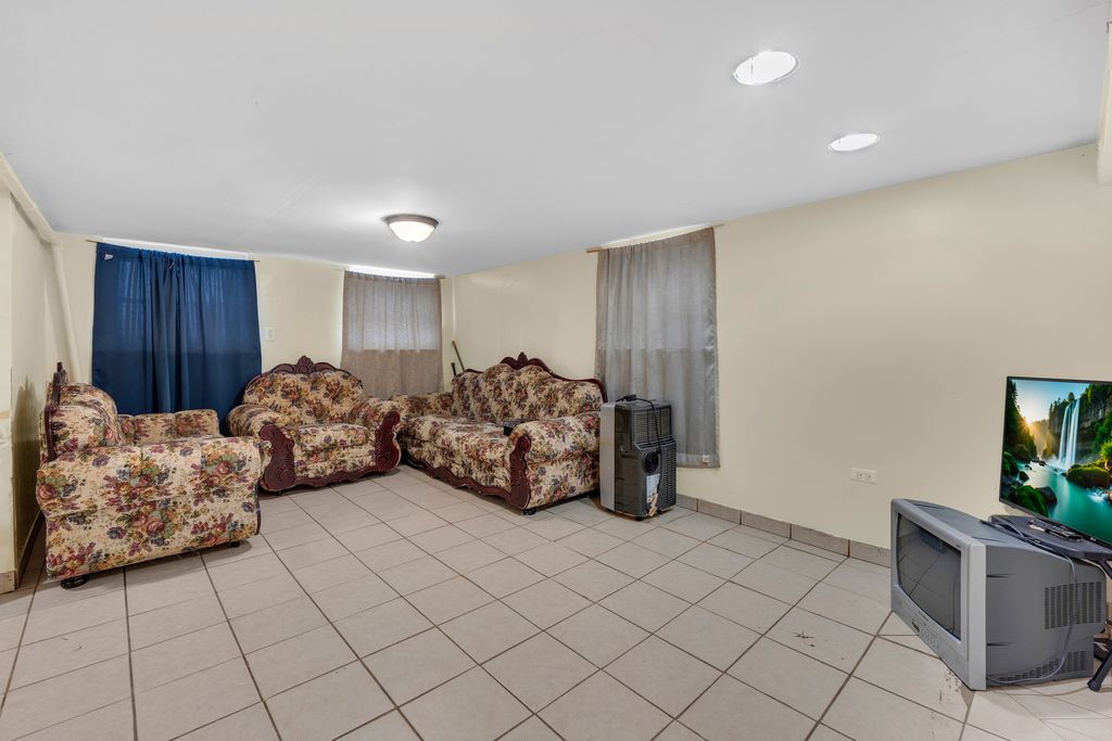 Image 39 of property listing at 5543 W Drummond Place, Chicago, IL 60639