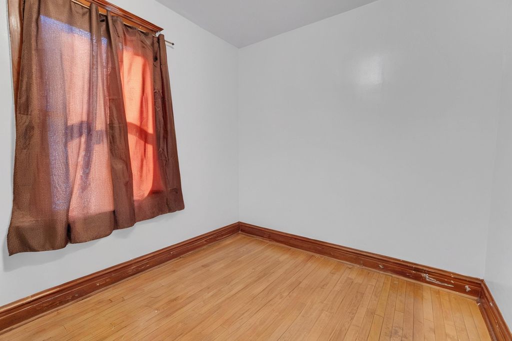 Image 5 of property listing at 5543 W Drummond Place, Chicago, IL 60639