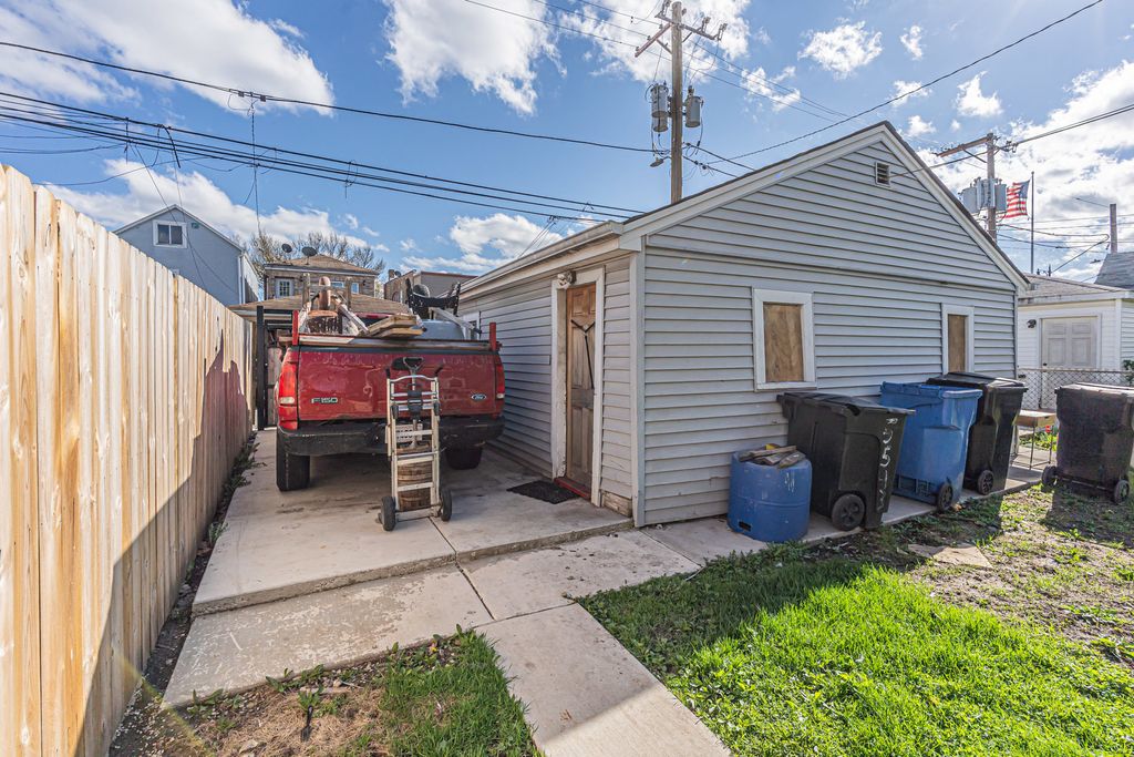 Image 47 of property listing at 5543 W Drummond Place, Chicago, IL 60639