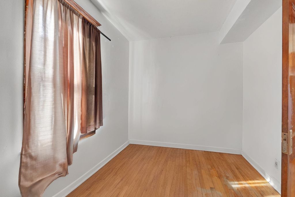 Image 6 of property listing at 5543 W Drummond Place, Chicago, IL 60639