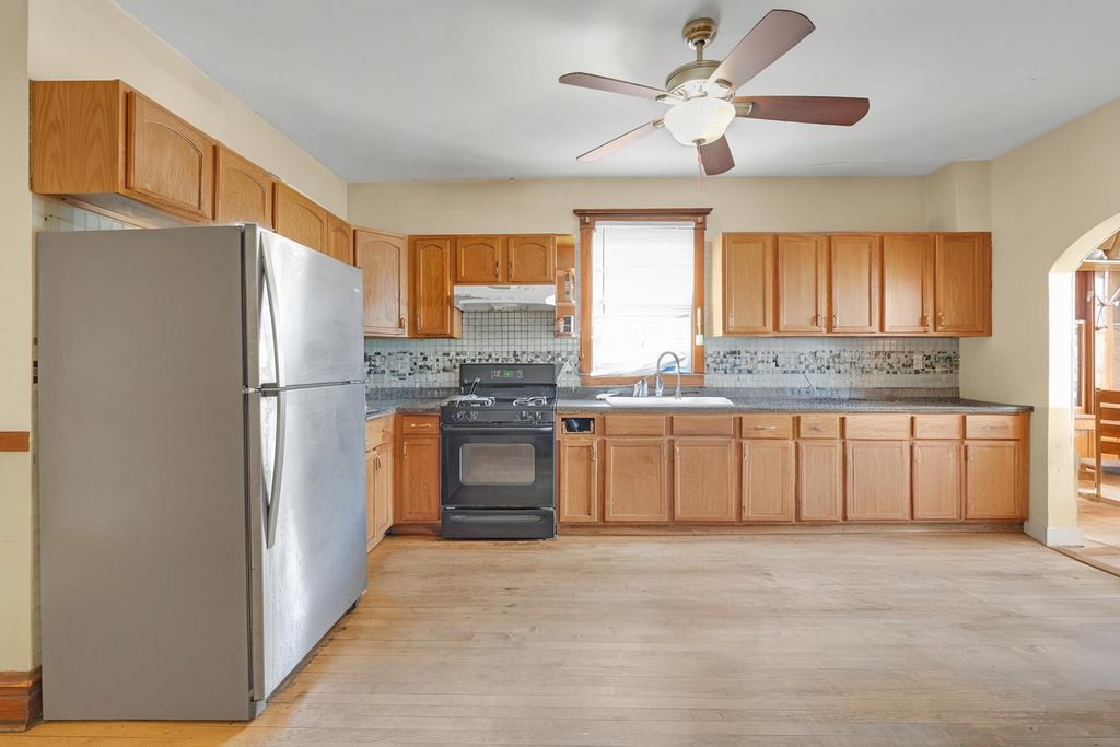 Image 7 of property listing at 5543 W Drummond Place, Chicago, IL 60639