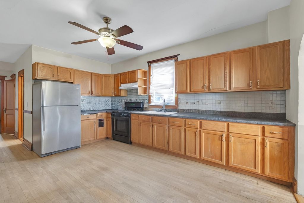 Image 8 of property listing at 5543 W Drummond Place, Chicago, IL 60639