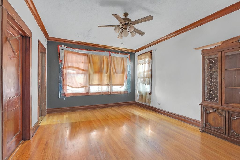 Image 9 of property listing at 5543 W Drummond Place, Chicago, IL 60639
