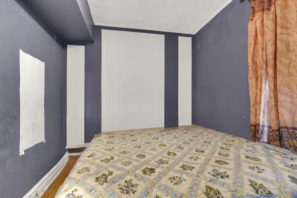 Image 10 of property listing at 5543 W Drummond Place, Chicago, IL 60639